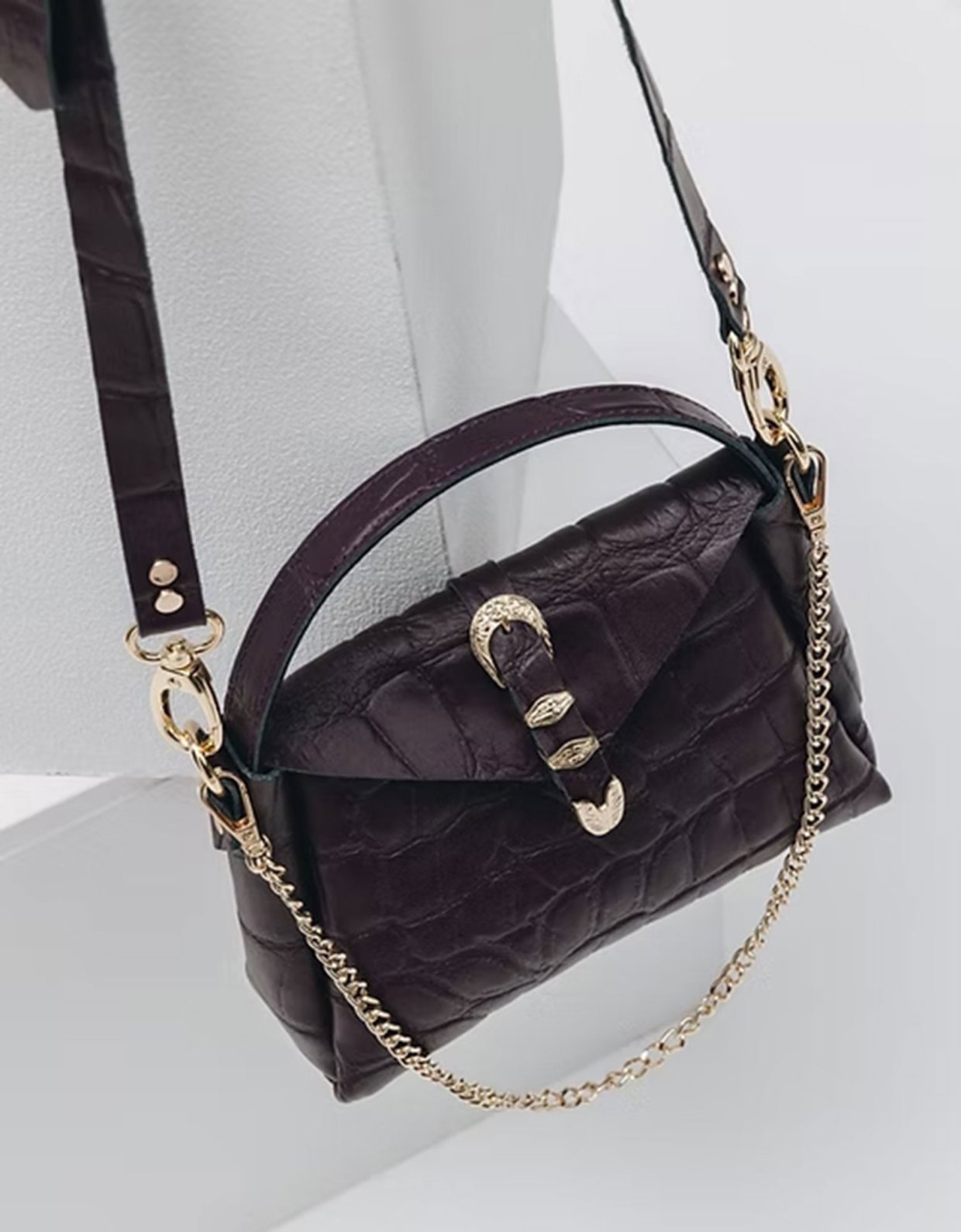 Individual Art Leather Here with me bag dark plum-gold